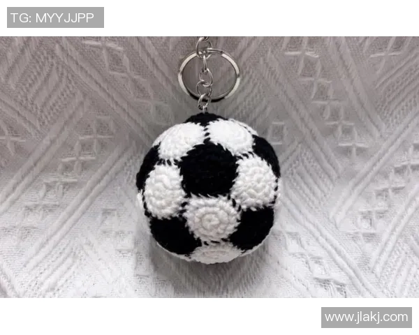 足球明星钩织艺术作品展现运动与创意的完美结合